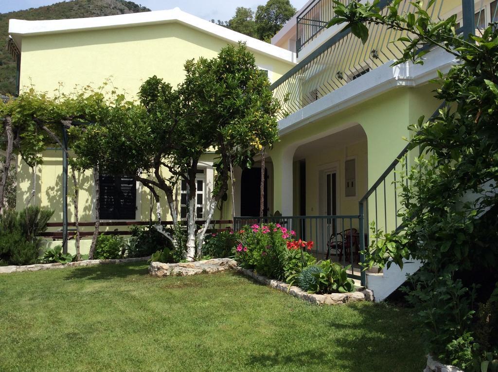 Apartments Simo Petrovac Exterior foto